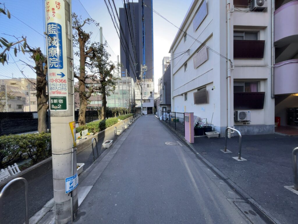 【西新宿駅徒歩2分】新宿ローヤルコーポの魅力を徹底解説！リノベーション済みの好立地1R