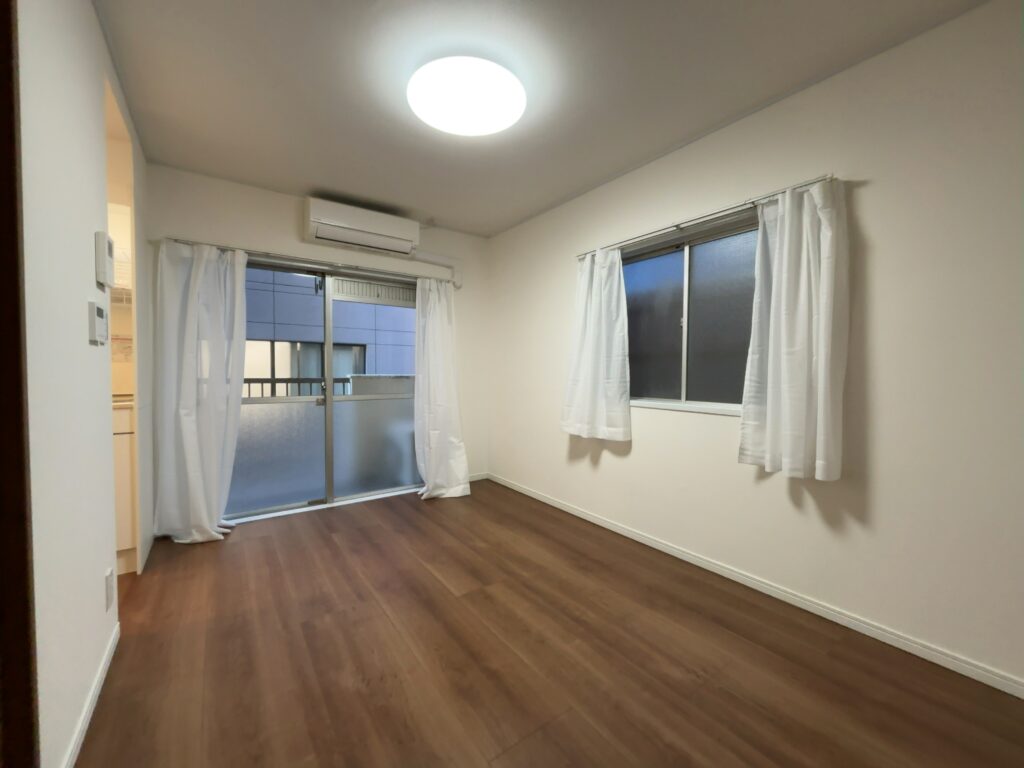 【西新宿駅徒歩2分】新宿ローヤルコーポの魅力を徹底解説！リノベーション済みの好立地1R