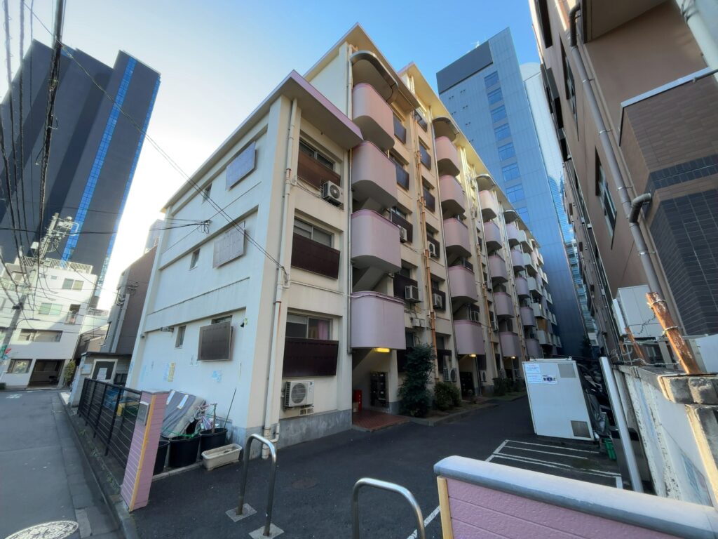 【西新宿駅徒歩2分】新宿ローヤルコーポの魅力を徹底解説！リノベーション済みの好立地1R