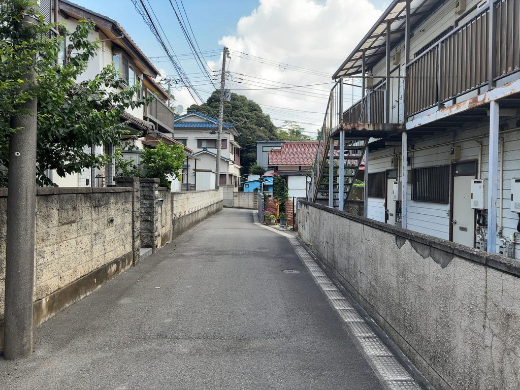 千葉市稲毛区作草部一棟アパート「YMハイツ」の前面道路