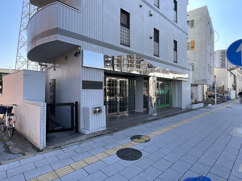 シュロス保木間のエントランス