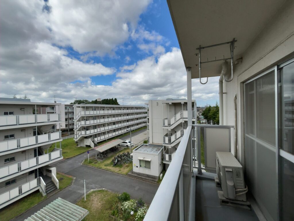 ビレッジハウス市原1号棟4階バルコニー