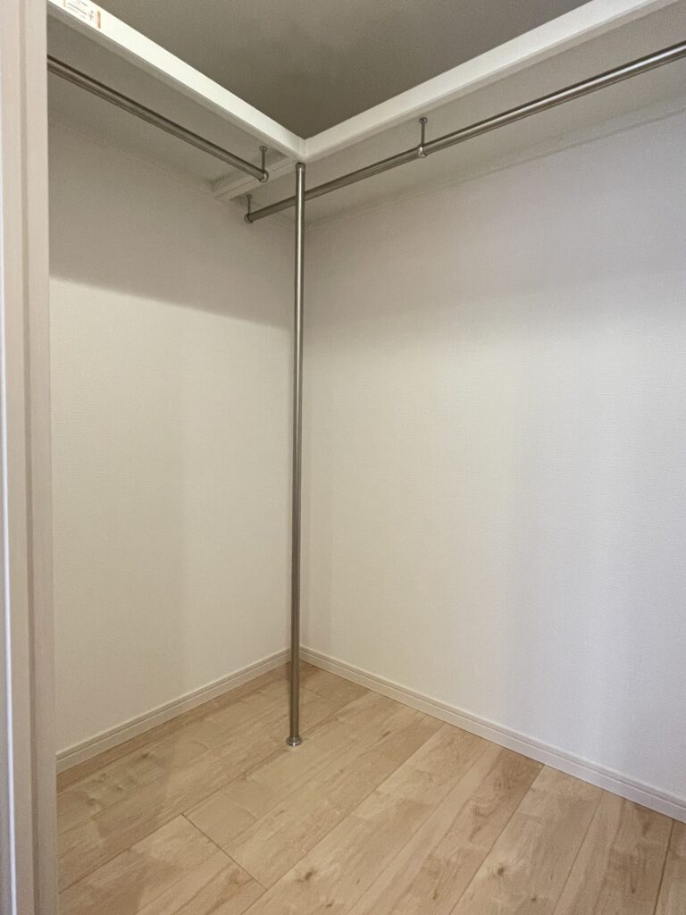 リノベーションしたマンションのウォークインクローゼット