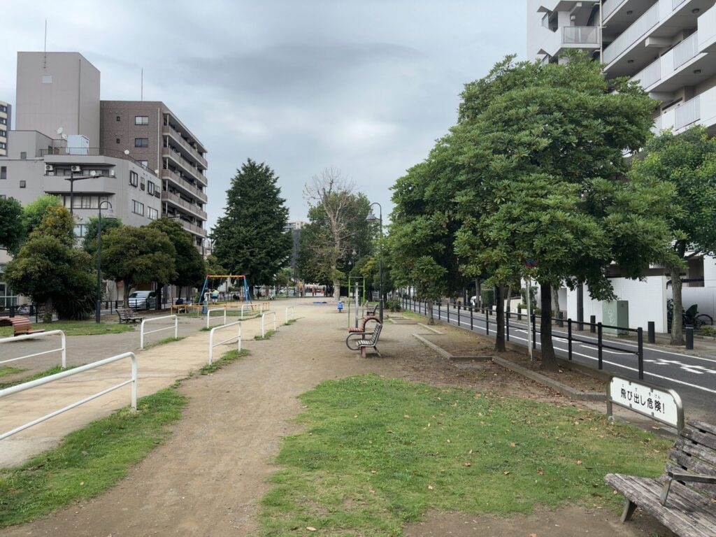 ブランズ千葉中央パークフロントの前面(新宿公園)