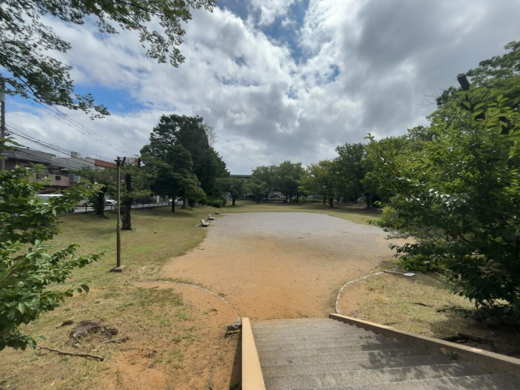 メゾン本町の対面側にある本町公園