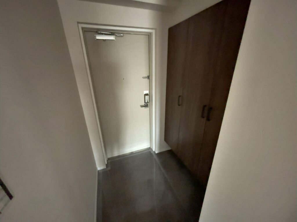 ダイアパレス千葉美術館3階の玄関