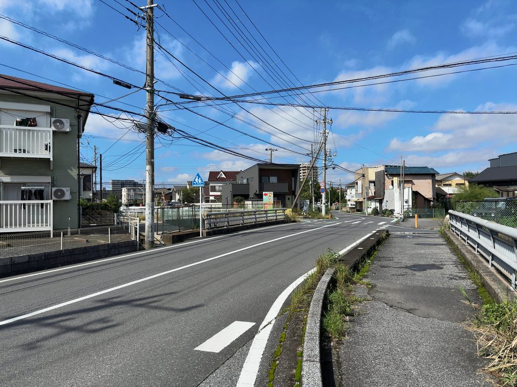 コーポサンライズの前面道路