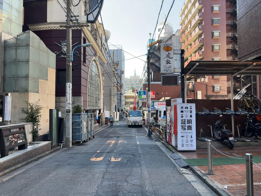歌舞伎町ダイヤモンドパレスの前面道路